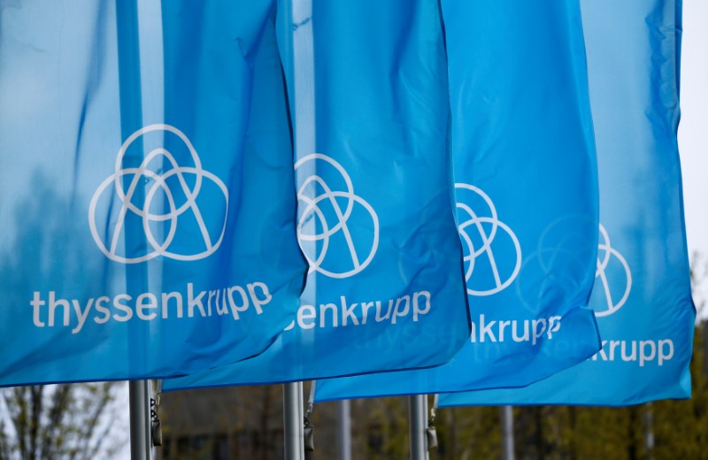 © Reuters. Flags with the new logo of German steel maker ThyssenKrupp flutter in the wind in Essen