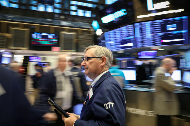 © Reuters. Traders work on the floor of the NYSE in New York