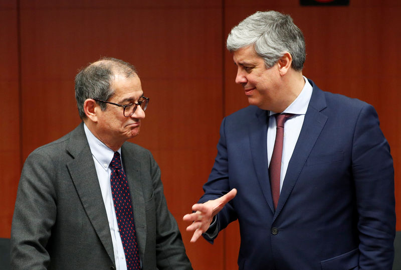 © Reuters. Italian Economy Minister Tria and Eurogroup President Centeno attend a eurozone finance ministers meeting in Brussels