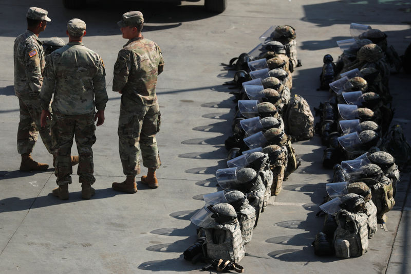 © Reuters. Soldados do Exército dos Estados Unidos aguardam deslocamento durante exercício em posto na fronteira com o México em San Diego