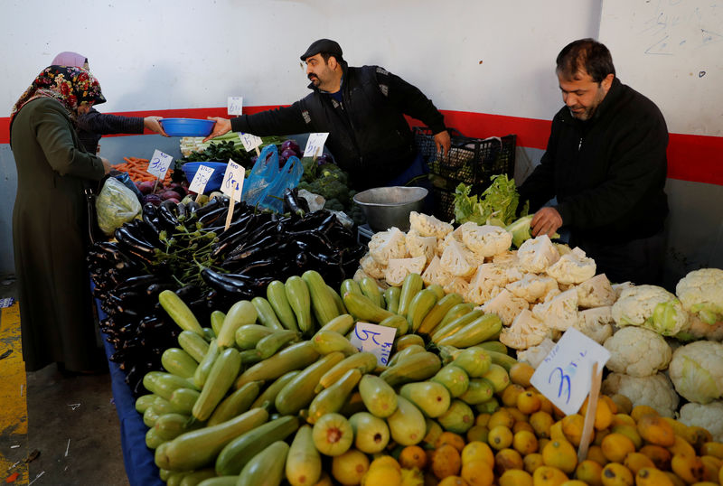 © Reuters. People shop at a food market in Istanbul