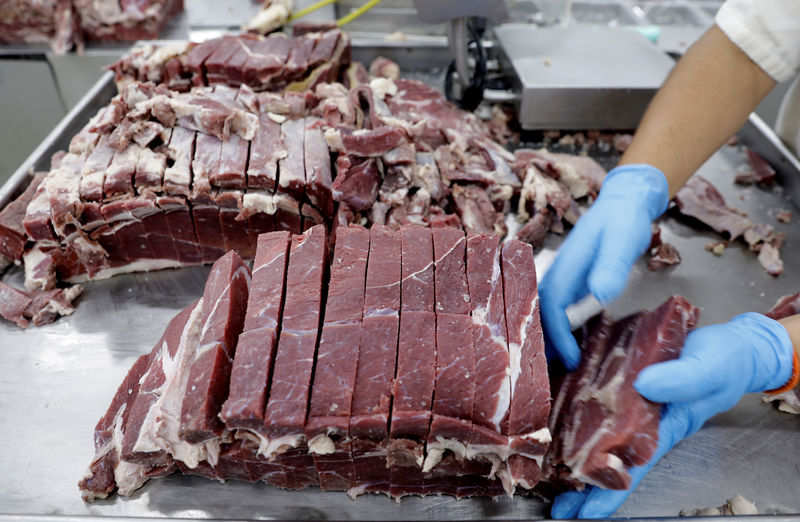 © Reuters. Carnes em frigorífico de Santana de Parnaíba, SP