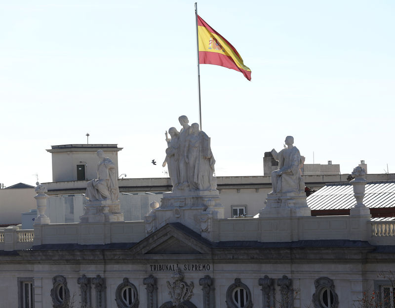 © Reuters. سياسيون من قطالونيا يمثلون للمحاكمة في مدريد بشأن محاولة الانفصال عن إسبانيا