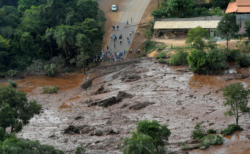 © Reuters. FILE PHOTO: Residents are seen in an area next to a dam owned by Brazilian miner Vale SA that burst