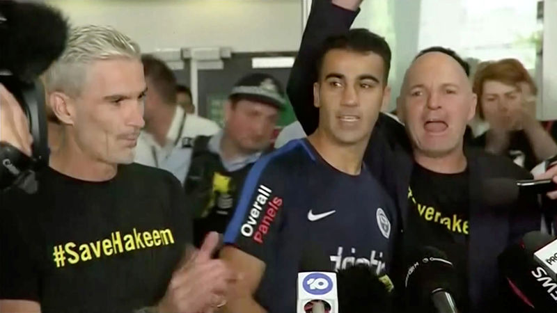 © Reuters. تلفزيون: لاعب كرة القدم البحريني اللاجئ حكيم العريبي يصل أستراليا