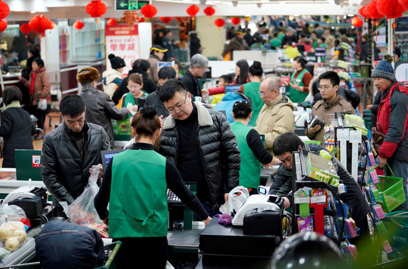 © Reuters. FILE PHOTO: Customers are seen in a supermarket in Beijing