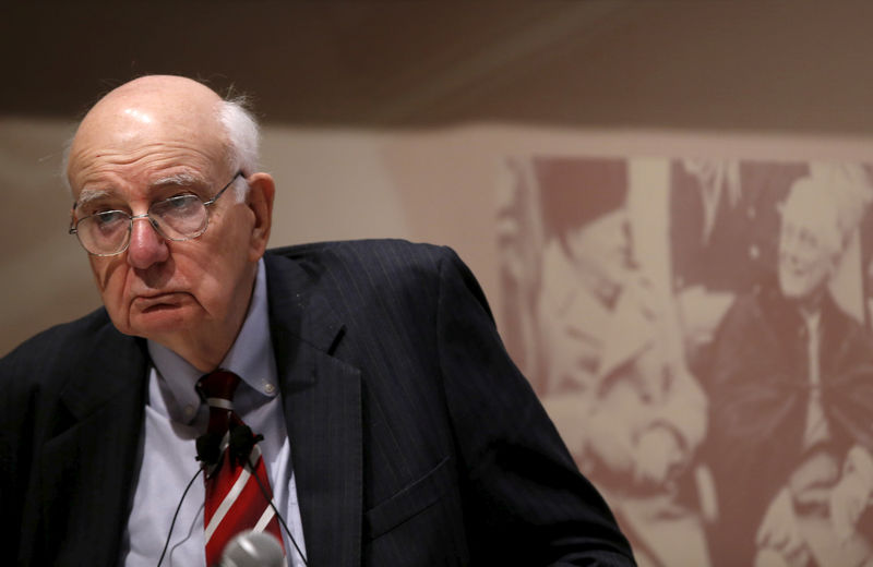 © Reuters. FILE PHOTO: Former U.S. Federal Reserve Board Chairman Paul A. Volcker speaks at a news conference in New York