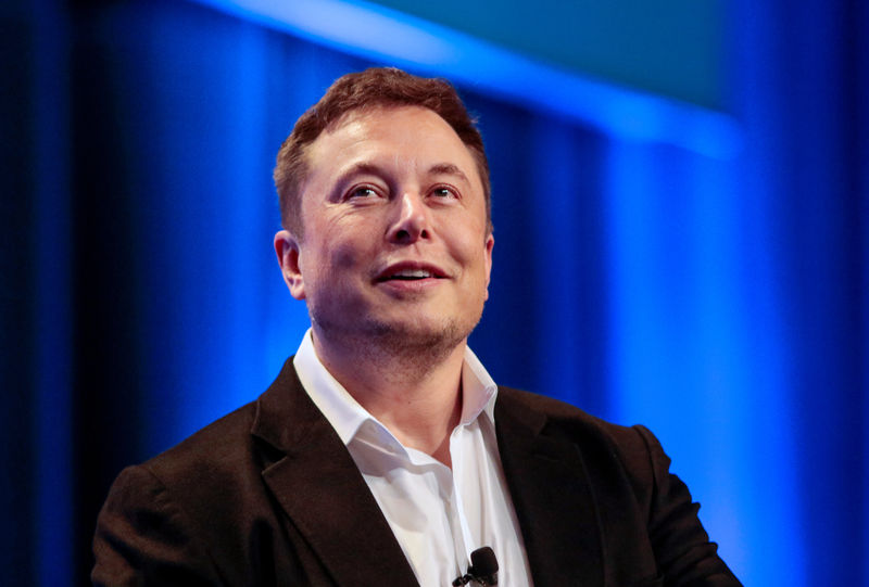 © Reuters. FILE PHOTO:  Tesla and SpaceX CEO Musk participates in a "fireside chat" at the NLC 2018 City Summit in Los Angeles