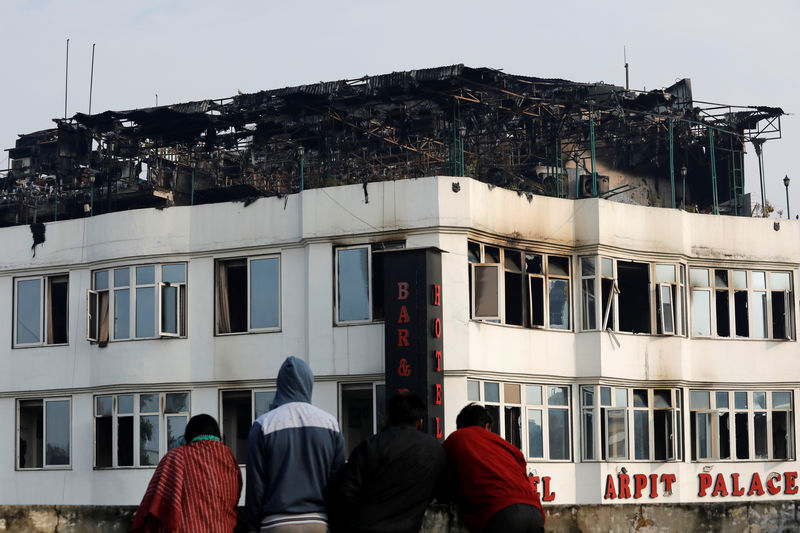 © Reuters. مقتل 9 على الأقل في حريق بفندق في نيودلهي
