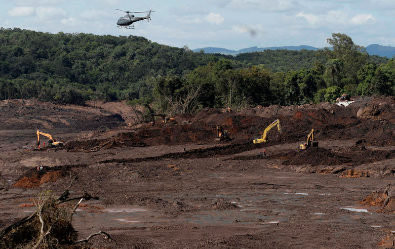 © Reuters. Miembros de equipos de rescate bucan víctimas tras el colpaso de una represa de la minera brasileña Vale, en Brumadinho, Brasil