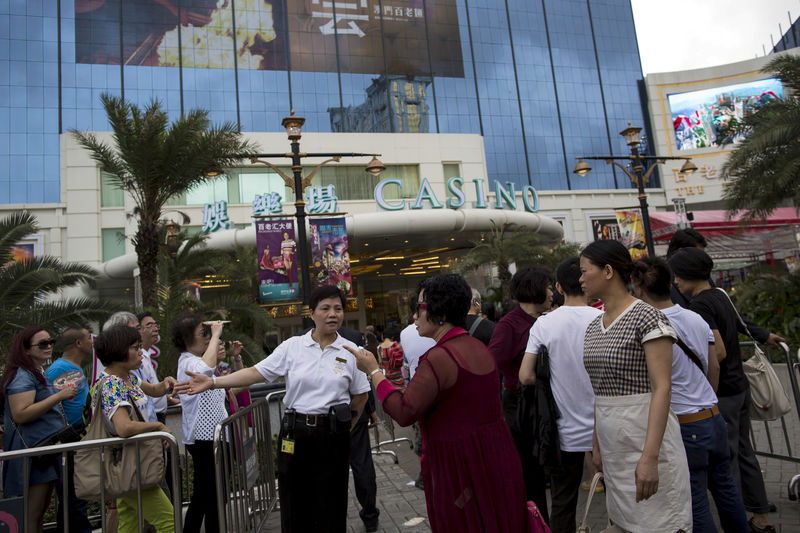 © Reuters. FILE PHOTO: People line up outside Broadway Macau casino, run by Galaxy Entertainment Group, in Macau