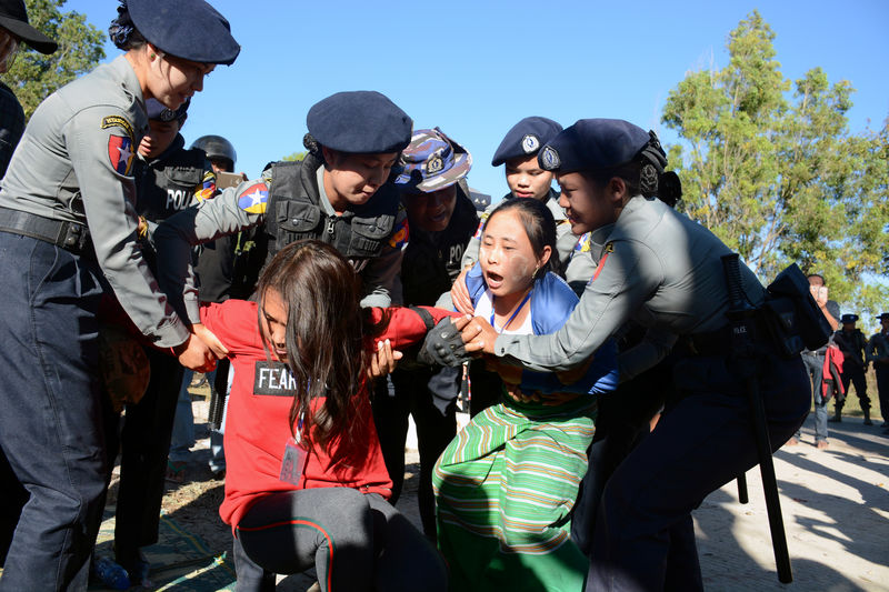© Reuters. شرطة ميانمار تطلق أعيرة مطاطية والغاز المسيل للدموع لتفريق محتجين