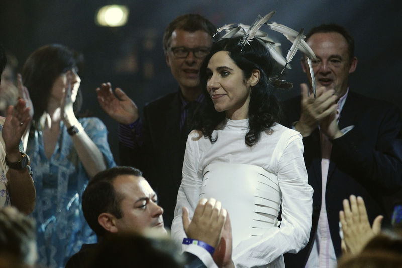 © Reuters. FILE PHOTO: PJ Harvey is applauded as she prepares to receive the 2011 Mercury Prize in London