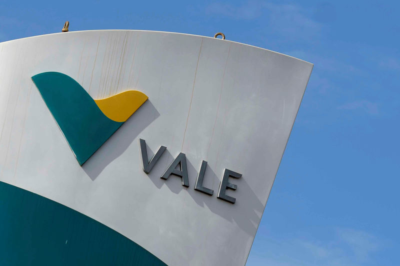 © Reuters. FILE PHOTO: The logo of the Brazilian mining company Vale SA is seen in Sao Goncalo do Rio Abaixo