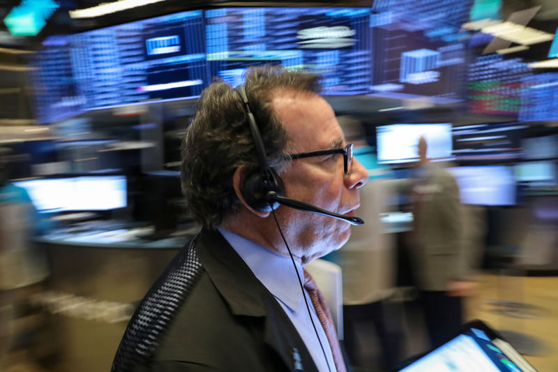 © Reuters. Trader works on the floor of the NYSE in New York