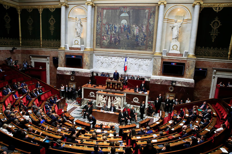 © Reuters. LES GROUPES DE L'ASSEMBLÉE UNIS CONTRE LA VIOLENCE ANTI-ÉLUS