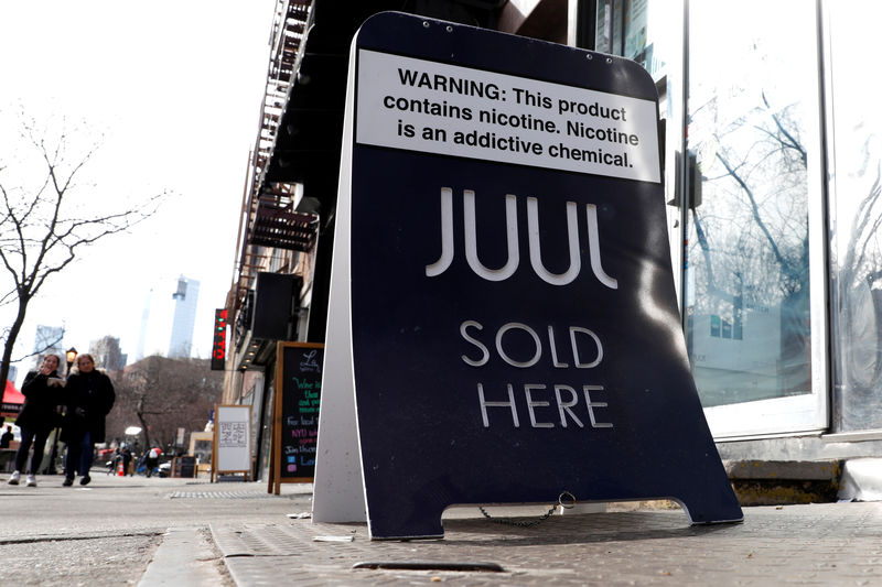 © Reuters. A sign advertising Juul brand vaping products is seen outside a shop in Manhattan in New York City