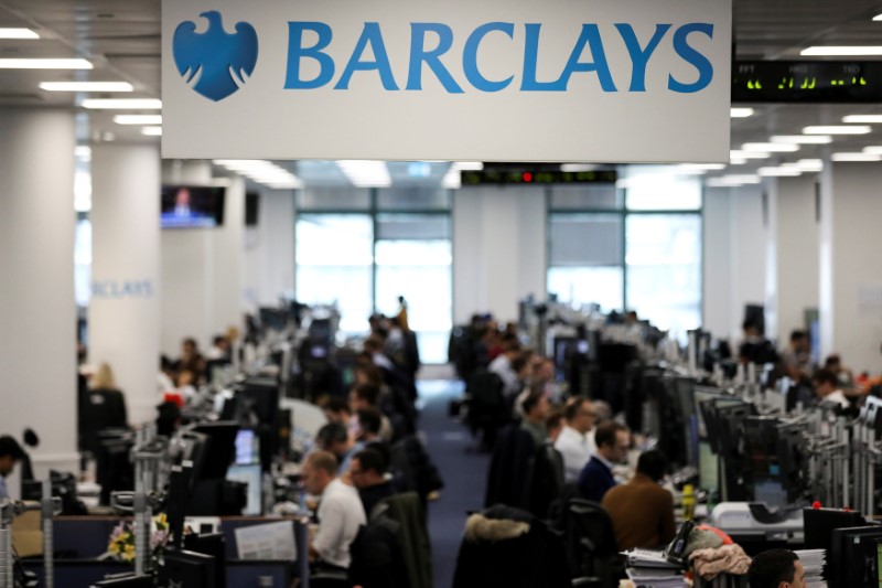 © Reuters. FILE PHOTO: Traders work on the trading floor of Barclays Bank at Canary Wharf in London, Britain