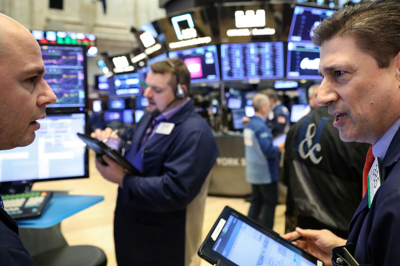 © Reuters. Traders work on the floor of the NYSE in New York