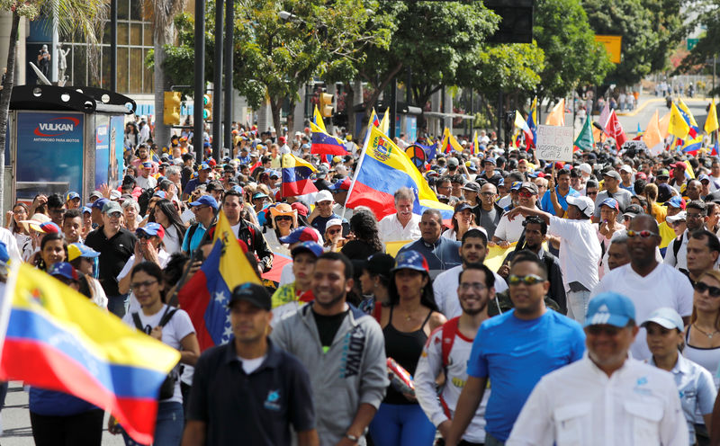 © Reuters. مسيرات للمعارضة الفنزويلية لمطالبة مادورو بالسماح بدخول مساعدات انسانية