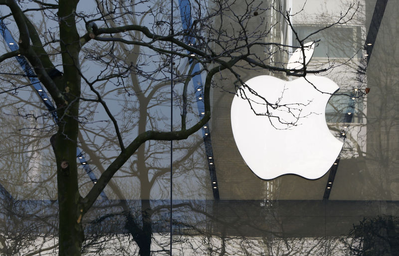 © Reuters. An Apple logo is seen at the entrance of an Apple Store in downtown Brussels