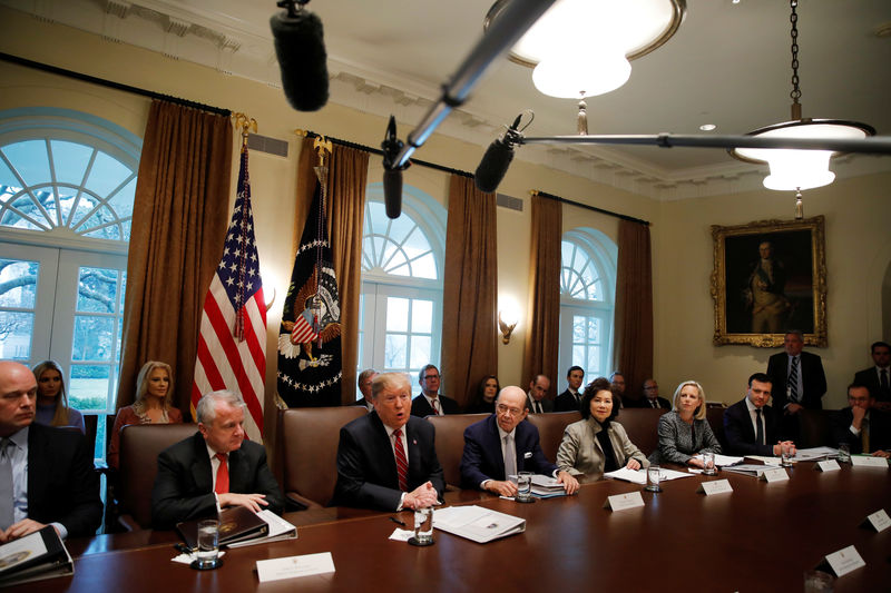 © Reuters. U.S. President Trump holds a Cabinet meeting at the White House in Washington