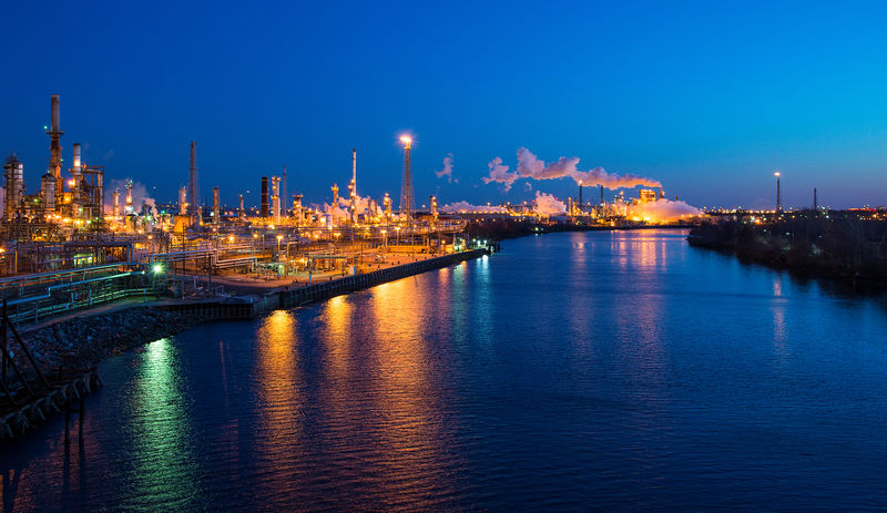 © Reuters. FILE PHOTO: The Philadelphia Energy Solutions oil refinery is seen at sunset in Philadelphia