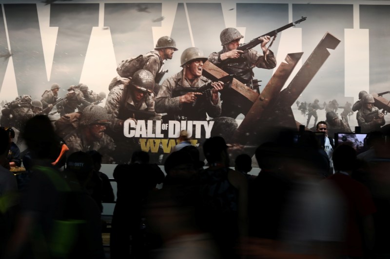 © Reuters. Attendees walk past a "Call of Duty" advertisement at the E3 2017 Electronic Entertainment Expo in Los Angeles