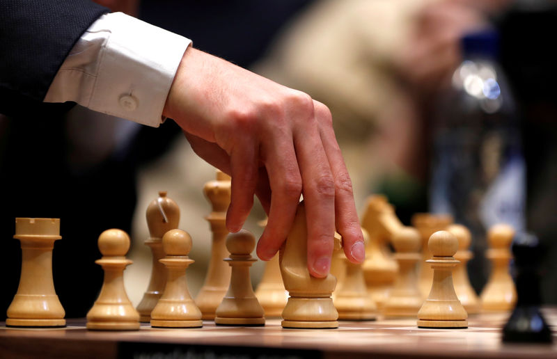 © Reuters. FILE PHOTO: 2018 World Chess Championship - Magnus Carlsen v Fabiano Caruana