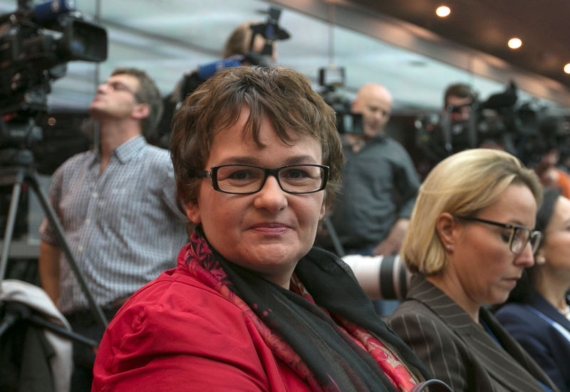 © Reuters. FILE PHOTO: European Central Bank (ECB) executive board member Lautenschlaeger attends at a news conference at the ECB in Frankfurt