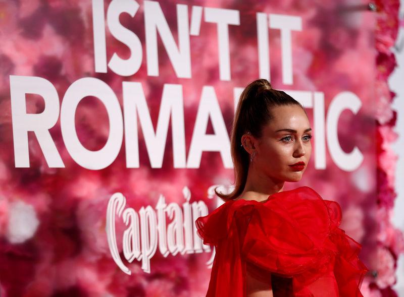 © Reuters. Cantante pop Miley Cyrus acude en lugar de su marido a estreno de película