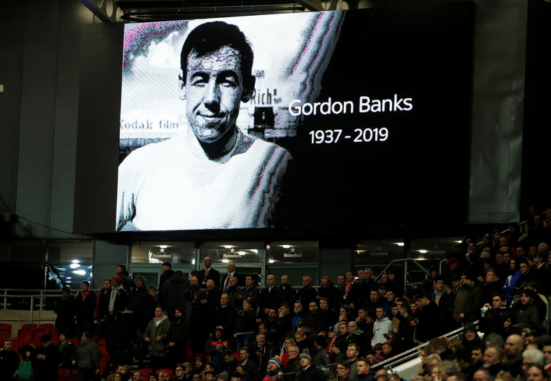 © Reuters. Foto del martes del homenaje a Gordon Banks en el partido entre Bristol City y Queens Park Rangers por la Championship inglesa