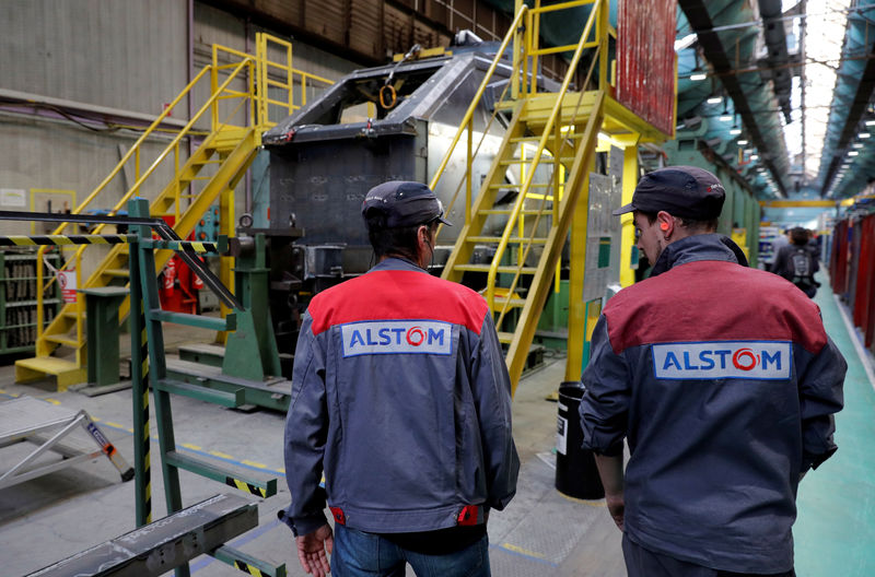 © Reuters. FILE PHOTO: Employees work at the Alstom high-speed train TGV factory in Belfort