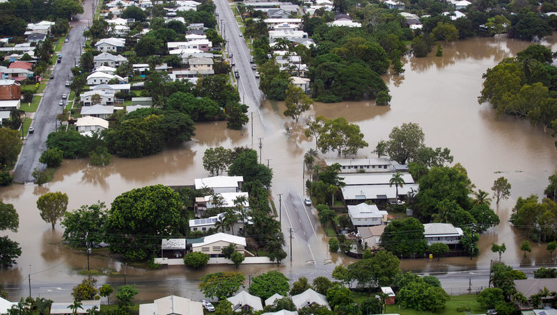 © Reuters. An aerial view shows flood waters in the suburb of Hyde Park, Townsville