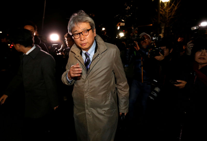 © Reuters. FILE PHOTO: Motonari Otsuru, lawyer of Nissan's arrested chairman Carlos Ghosn, is surrounded by media as he leaves the Tokyo Detention Center in Tokyo