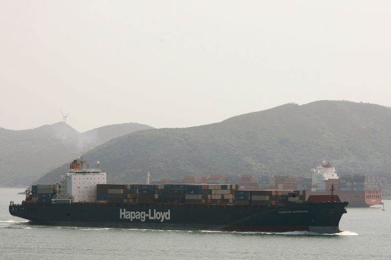 © Reuters. Hapag-Lloyd's London Express container ship is seen in East Lamma Channel in Hong Kong