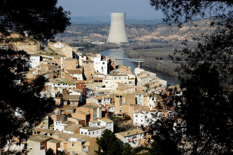 © Reuters. España planea cerrar todas las centrales nucleares antes de 2035