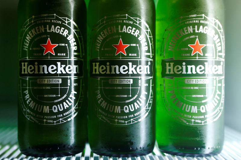 © Reuters. FILE PHOTO - Botttles of Heineken lager beer are seen in a picture illustration inside a refrigerator in Vienna