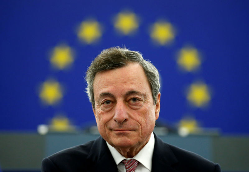 © Reuters. FILE PHOTO: ECB President Draghi delivers a speech during a ceremony to mark the 20th anniversary of the launch of the Euro, at the European Parliament in Strasbourg