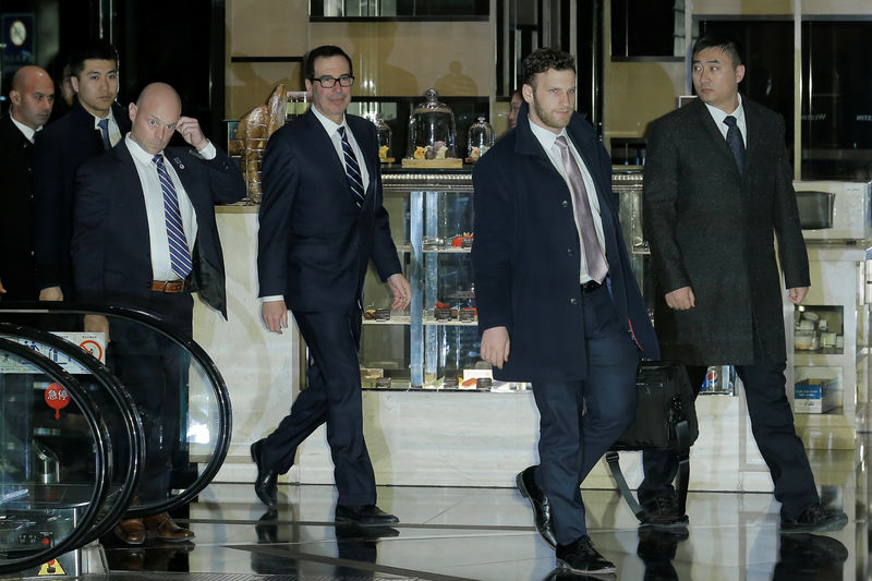 © Reuters. U.S. Treasury Secretary Steven Mnuchin and a member of the U.S. trade delegation to China arrives to a hotel in Beijing
