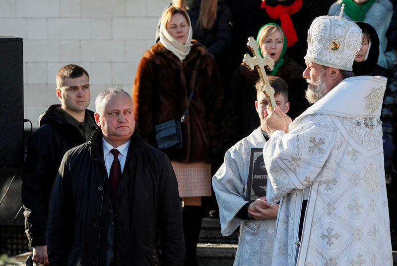 © Reuters. Moldovan President Igor Dodon attends a service for Orthodox Epiphany celebrations in Chisinau