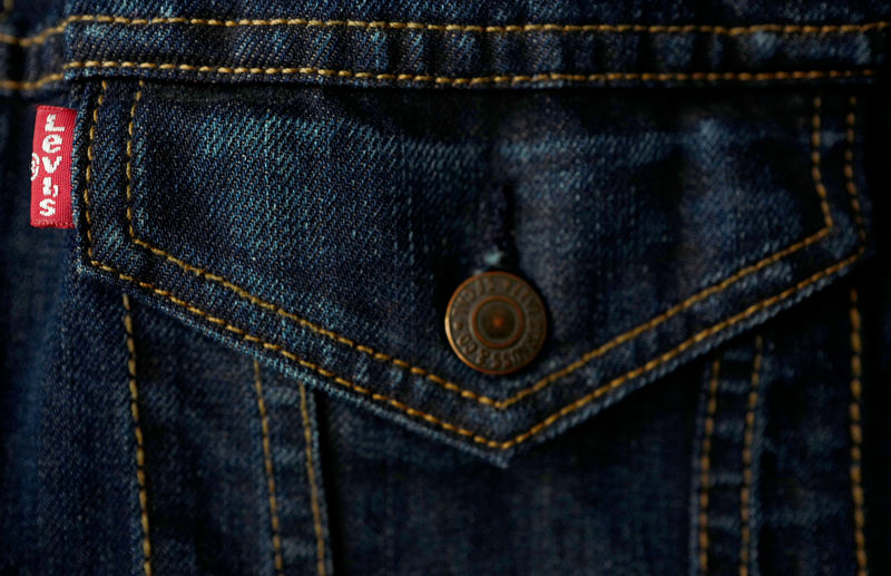 © Reuters. FILE PHOTO: The label of a Levi's denim jacket of U.S. company Levi Strauss is seen at a denim store in Frankfurt