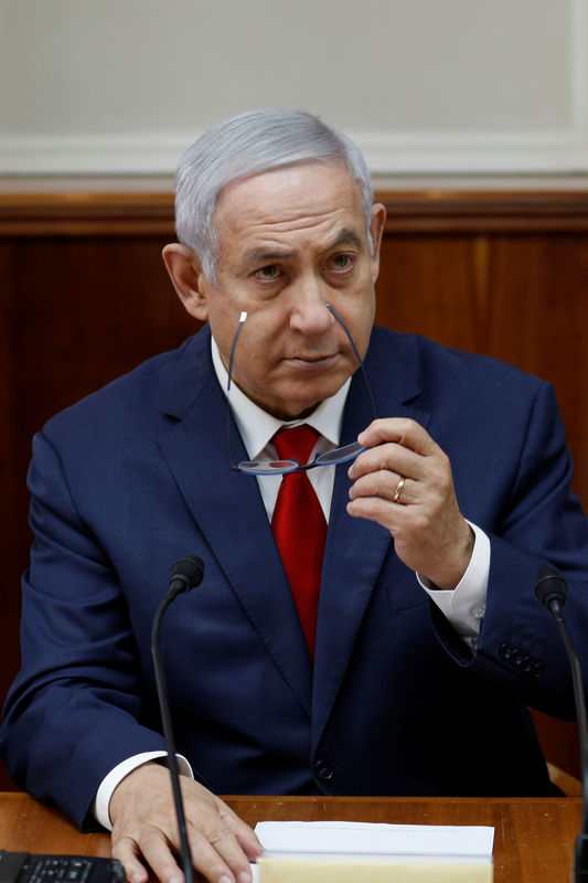 © Reuters. نتنياهو يلتقي بوزير خارجية عمان ويلمح لتقارب دول عربية أخرى مع إسرائيل