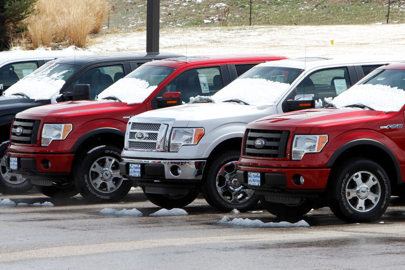 © Reuters. FILE PHOTO: A row of new Ford F-150 pickup trucks are parked for sale at a Ford dealer in the Denver suburb of Broomfield