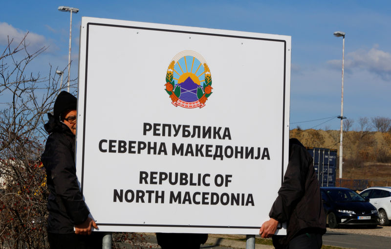 © Reuters. "مرحبا بكم في مقدونيا الشمالية".. لافتات جديدة على الحدود مع اليونان