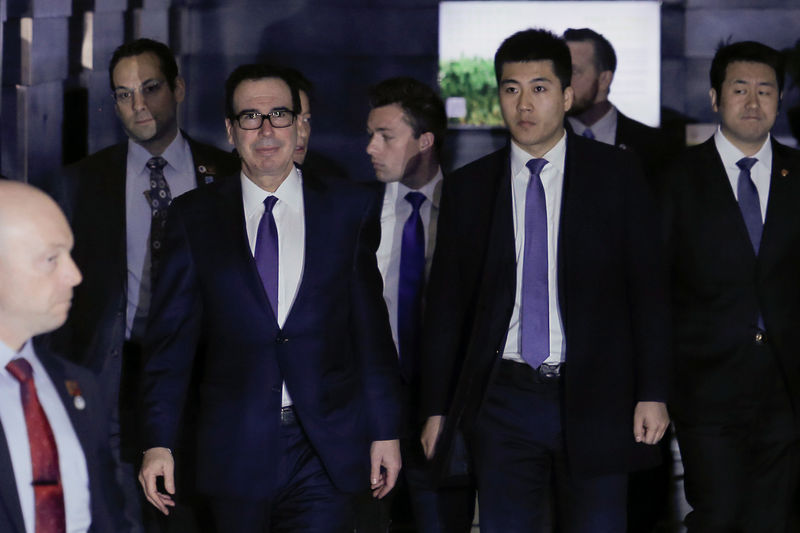 © Reuters. U.S. Treasury Secretary Steven Mnuchin, a member of the U.S. trade delegation to China, leaves a hotel in Beijing for talks with Chinese officials