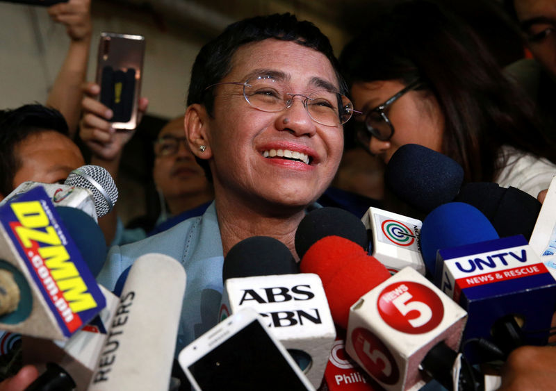 © Reuters. Maria Ressa, the CEO of online news platform Rappler, speaks to the media after posting bail at a Manila Regional Trial Court in Manila City