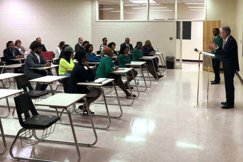 © Reuters. Powell, Chairman of the U.S. Federal Reserve speaks to students at Mississippi Valley State University in Itta Bena