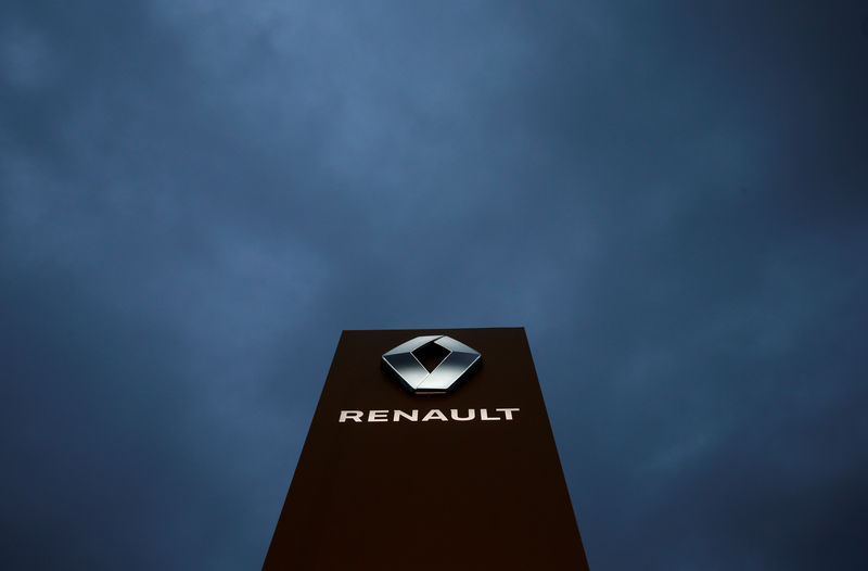 © Reuters. FILE PHOTO - The logo of French car manufacturer Renault is seen at a dealership of the company in Illkirch-Graffenstaden near Strasbourg