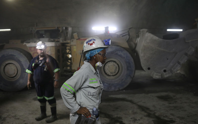 © Reuters. Mine workers are seen under ground at Cullinan mine, near Pretoria